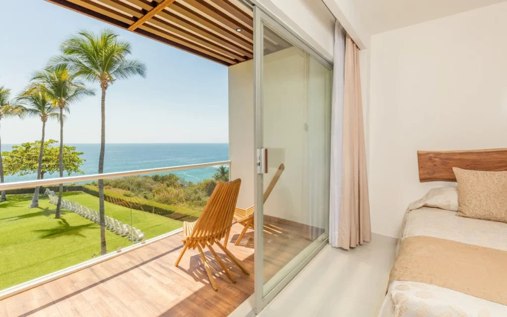 Frontal Ocean View Panorama